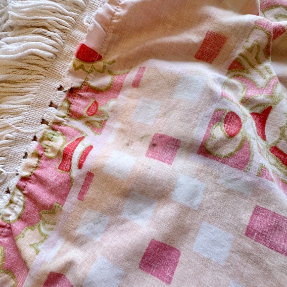 Vintage 1970s bedspread, pink faux patchwork print, fringed, full size bed - Picture 9 of 10
